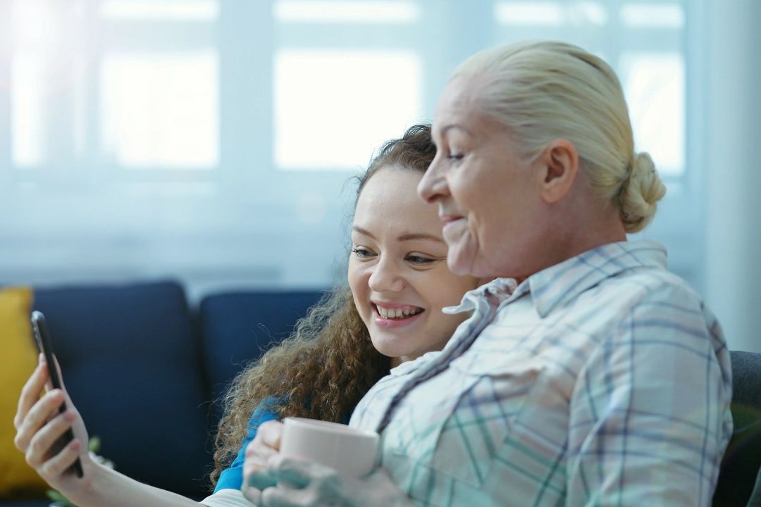 Krankenschwester, die einer älteren Person hilft 