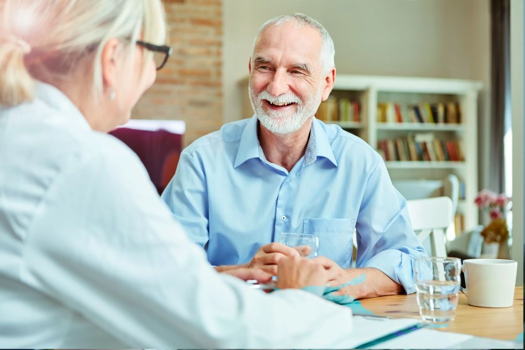 Krankenschwester, die einer älteren Person hilft 