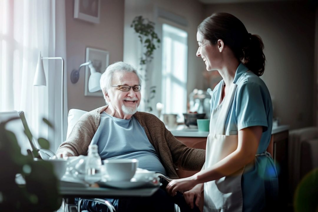 Krankenschwester, die einer älteren Person hilft 